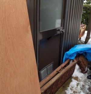 雪災によるドアパネル修繕工事
